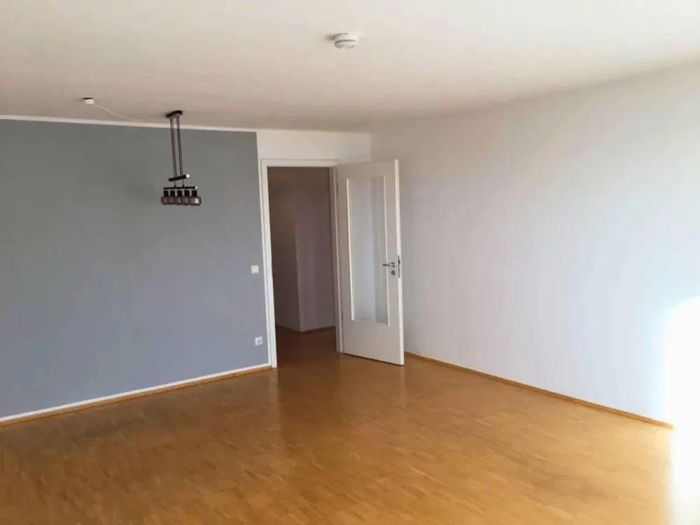 Modernisierte 3-Zimmer-Wohnung mit 2 BALKONEN und EBK in Bogenhausen