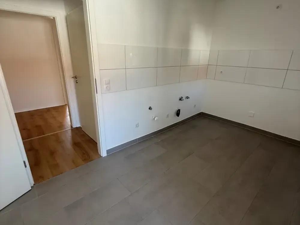 Frisch renovierte helle Wohnung, mit modernem Duschbad!