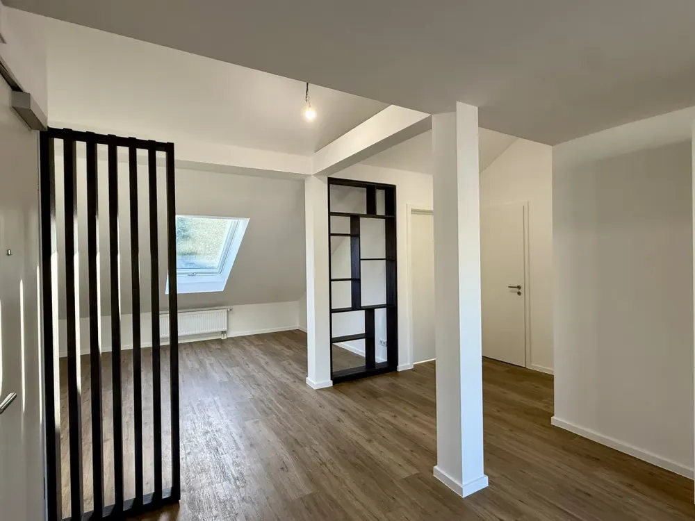 Außergewöhnlich geschnittene Wohnung in ruhiger Lage - Erstbezug nach Sanierung