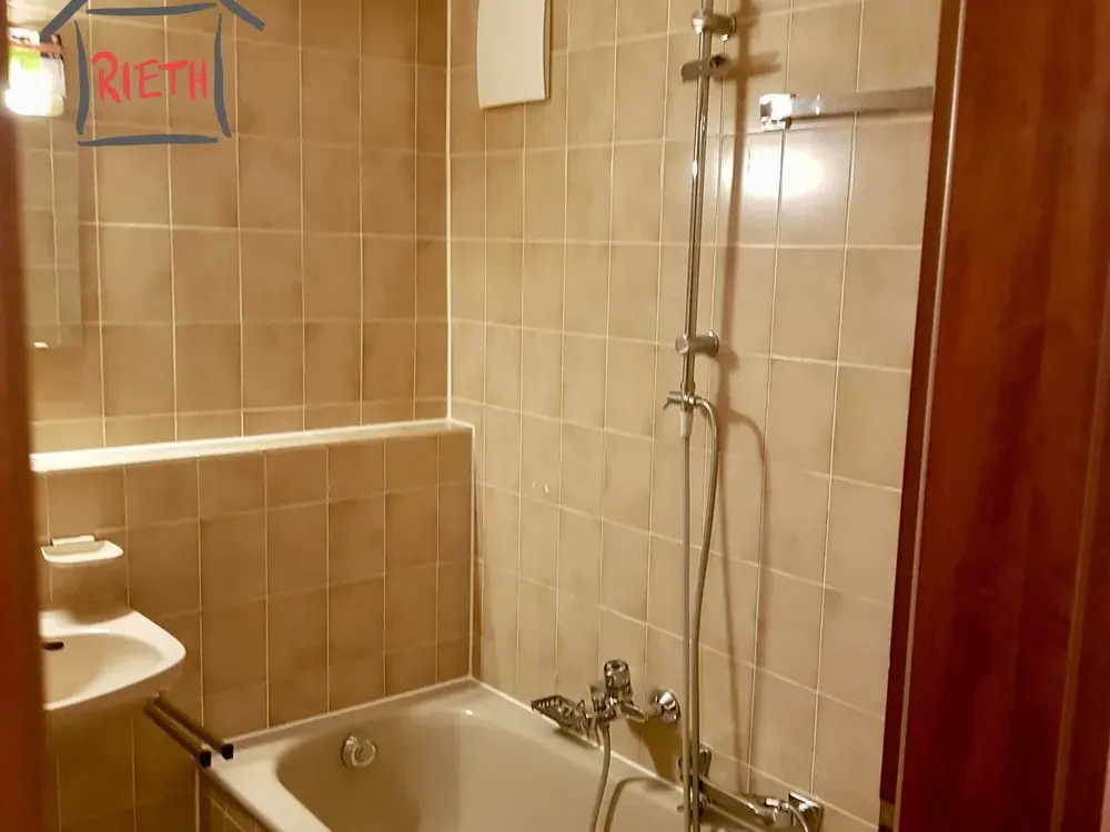 * Ruhige EG-Wohnung mit Garten und TG in Kornwestheim-Ost *