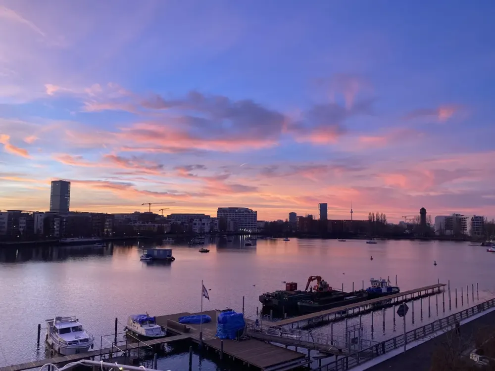Wohnen am Wasser Studio-Wohnung mit Südbalkon, Sonnenuntergänge & Blick auf den Berliner Fernsehturm