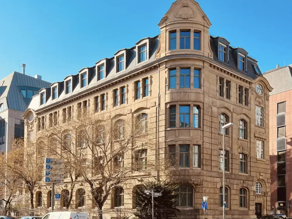 3-Zimmer Wohnung im neu sanierten Stilaltbau, schick und zentral gelegen