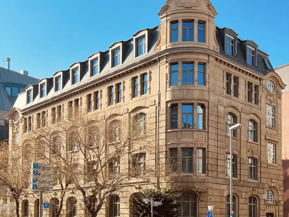 3-Zimmer Wohnung im neu sanierten Stilaltbau, schick und zentral gelegen