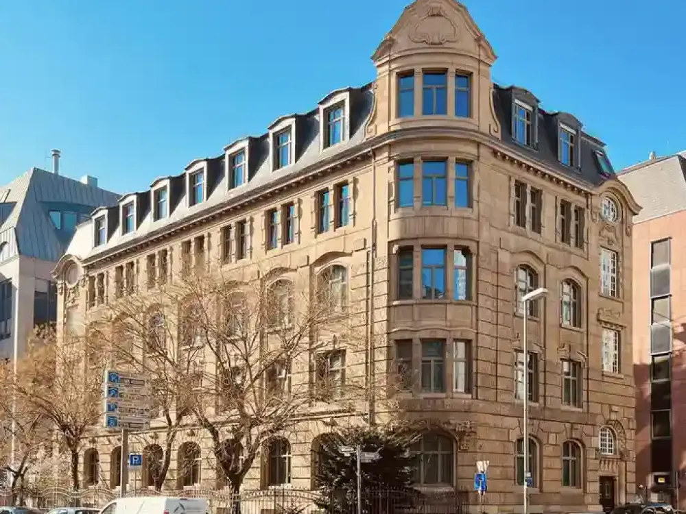 3-Zimmer Wohnung im neu sanierten Stilaltbau, schick und zentral gelegen