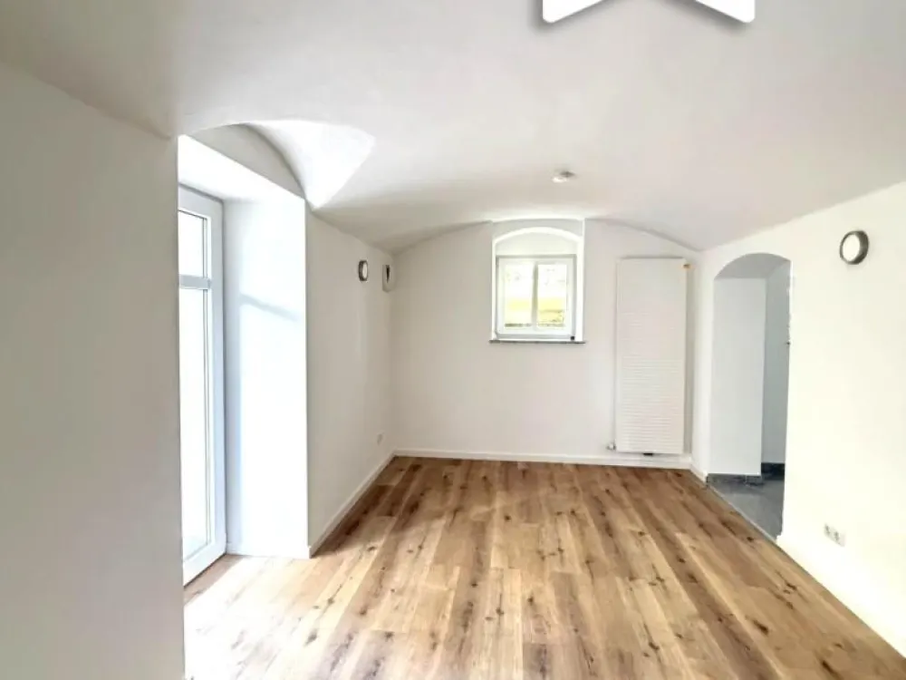 Frisch sanierte 2-Raumwohnung mit großer Terrasse und Möglichkeit auf EBK wartet auf Sie!