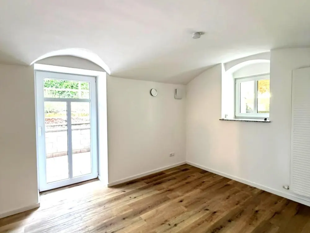 Frisch sanierte 2-Raumwohnung mit großer Terrasse und Möglichkeit auf EBK wartet auf Sie!
