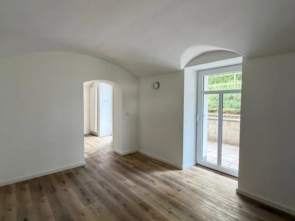 Frisch sanierte 2-Raumwohnung mit großer Terrasse und Möglichkeit auf EBK wartet auf Sie!