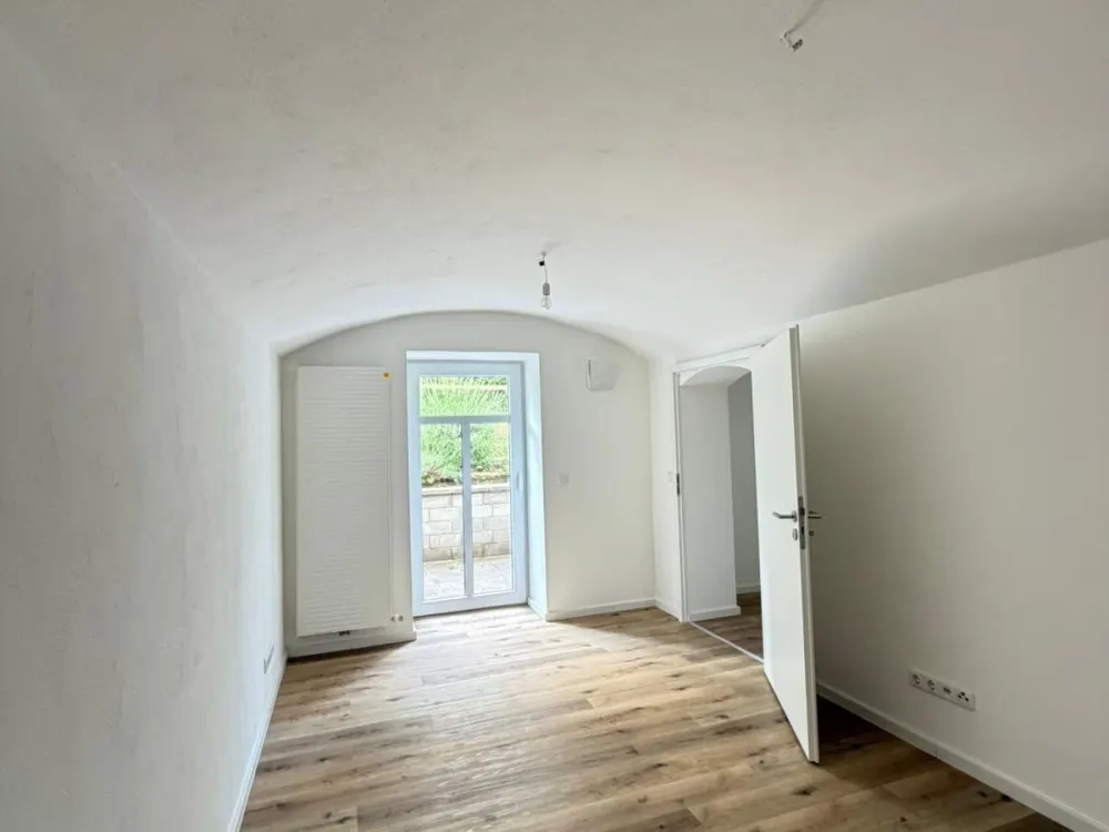 Frisch sanierte 2-Raumwohnung mit großer Terrasse und Möglichkeit auf EBK wartet auf Sie!