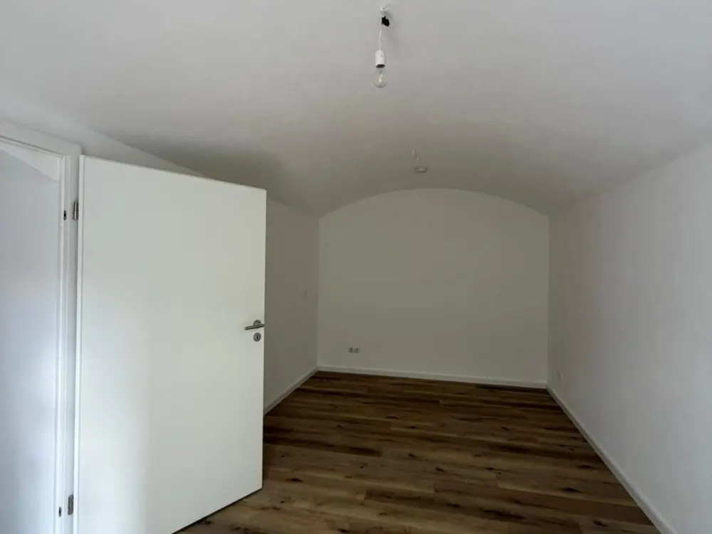 Frisch sanierte 2-Raumwohnung mit großer Terrasse und Möglichkeit auf EBK wartet auf Sie!