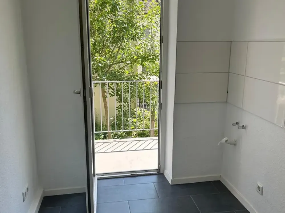 Modern Ground Floor Apartment 2 Rooms with Balcony