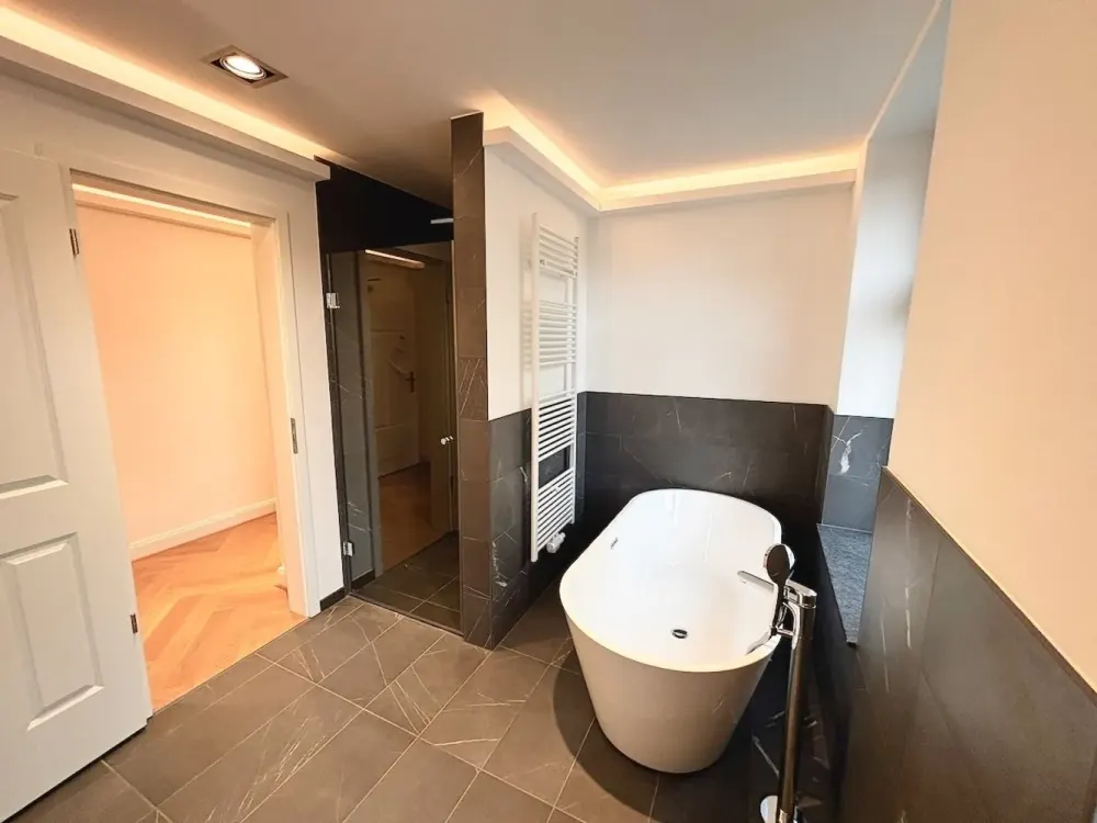 Genial! + Erstbezug mit Balkon + Parkett + Fußbodenheizung + Wanne & Dusche + LED-Licht