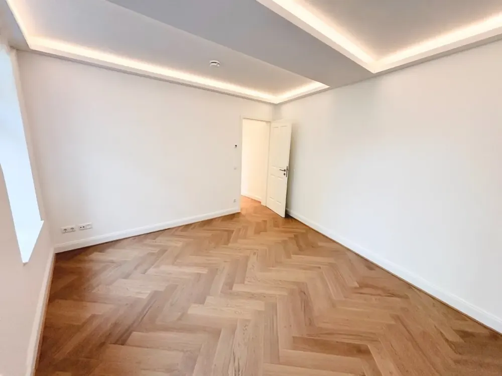 Genial! + Erstbezug mit Balkon + Parkett + Fußbodenheizung + Wanne & Dusche + LED-Licht