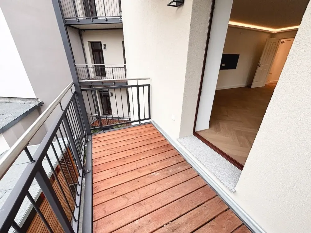 Genial! + Erstbezug mit Balkon + Parkett + Fußbodenheizung + Wanne & Dusche + LED-Licht
