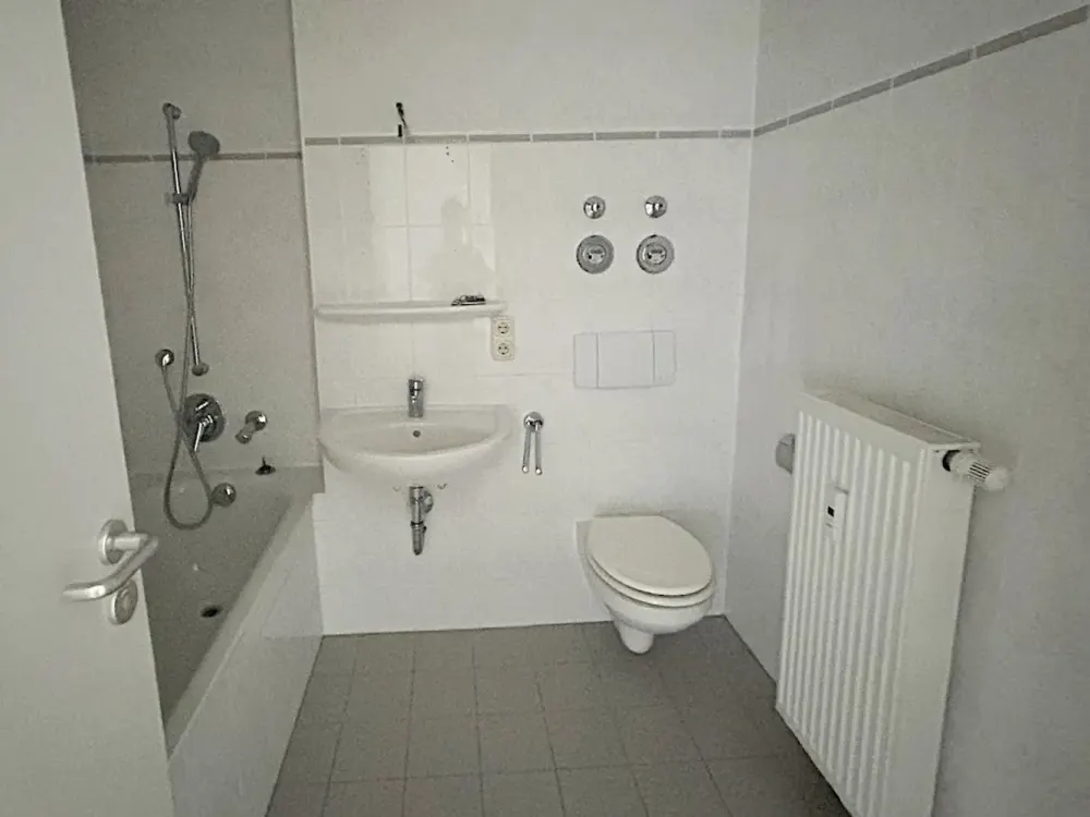 °Schön Wohnen in Johannstadt° helle 2 Zimmer mit Balkon, renoviert mit Laminat + Wannenbad + Aufzug