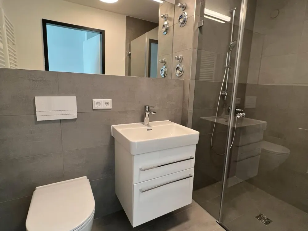 Modernes, voll möbliertes 1-Zimmer-Apartment mit Balkon, ab 1.09.
