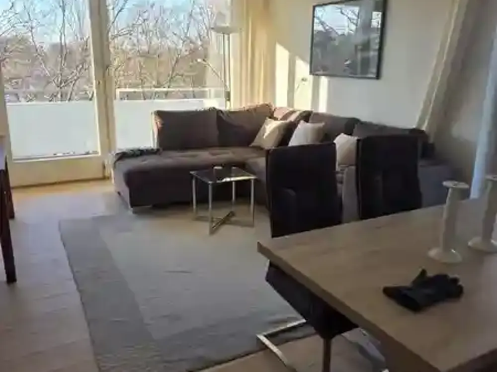 Helle 2-Zimmer-Wohnung mit Balkon am Cosimabad in Bogenhausen