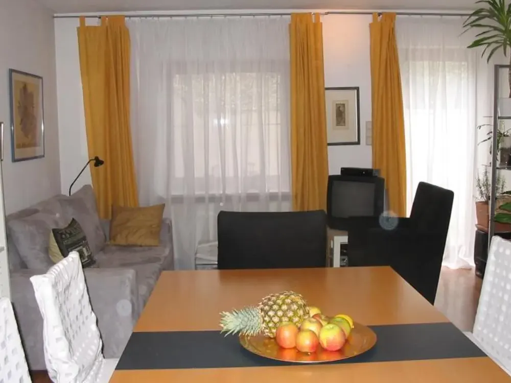 Ruhige, hochwertige 2 Zi. Sout.-Wohnung mit Südterrasse - 5min.zur S-Bahn/10min.Takt - niedrige NK!