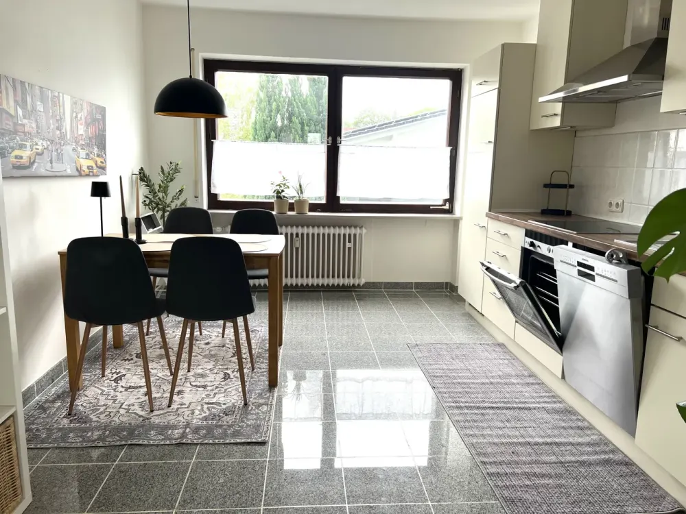 Komplett möblierte 3-Zimmer-Wohnung mit Balkon, Wohnen auf Zeit