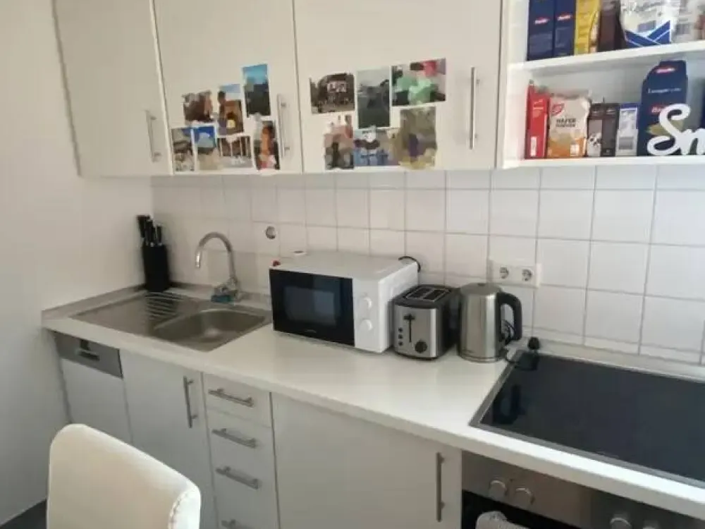 Eine Einbauküche ist vorhanden, zudem kann eine Waschmaschine mitbenutzt werden.