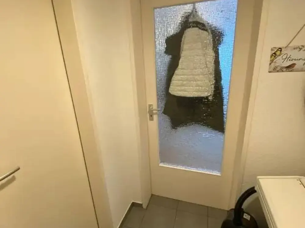 Eine Einbauküche ist vorhanden, zudem kann eine Waschmaschine mitbenutzt werden.