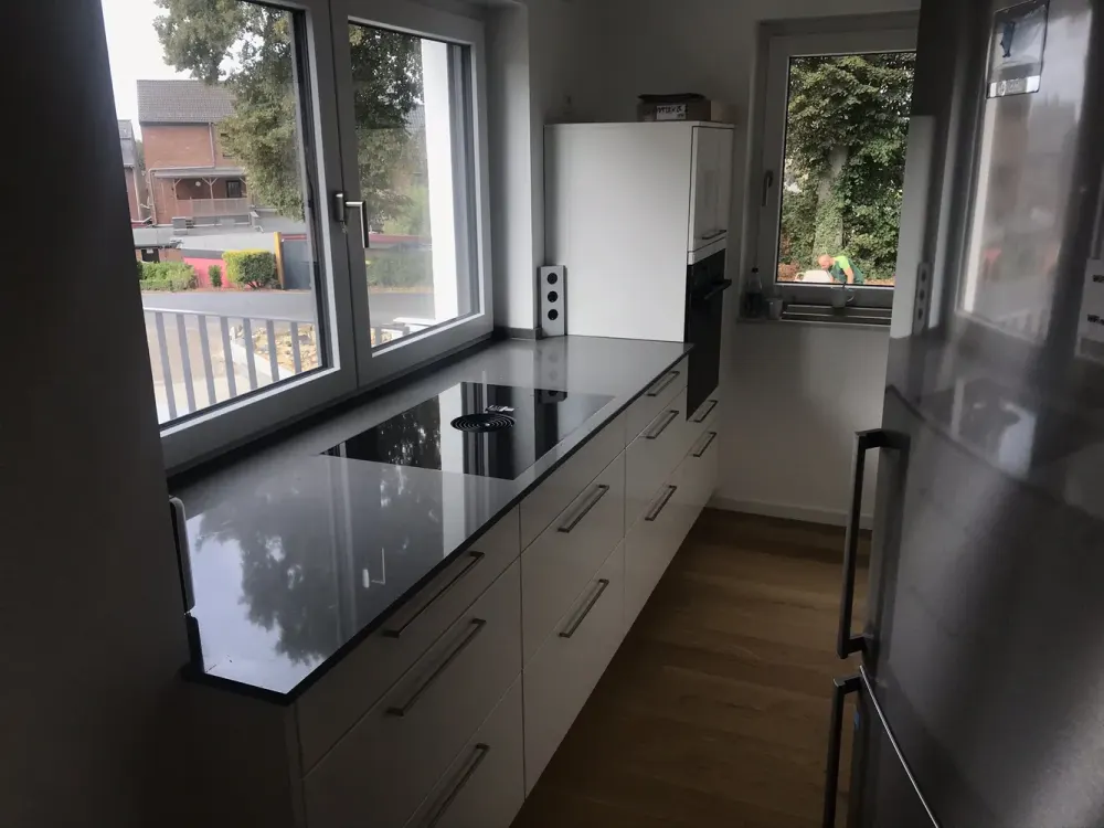 Moderne 4-Zimmer-Wohnung mit großer Balkonterrasse, zwei Bädern und Garage