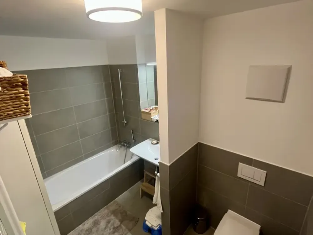 Moderne 4-Zimmer-Wohnung mit großer Balkonterrasse, zwei Bädern und Garage