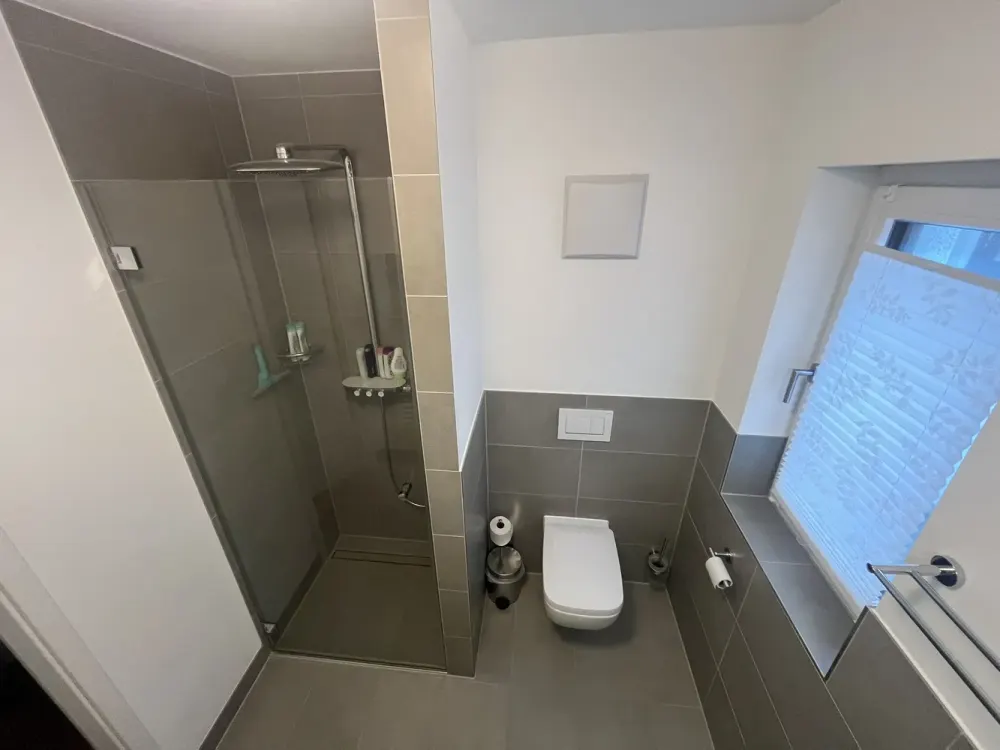 Moderne 4-Zimmer-Wohnung mit großer Balkonterrasse, zwei Bädern und Garage