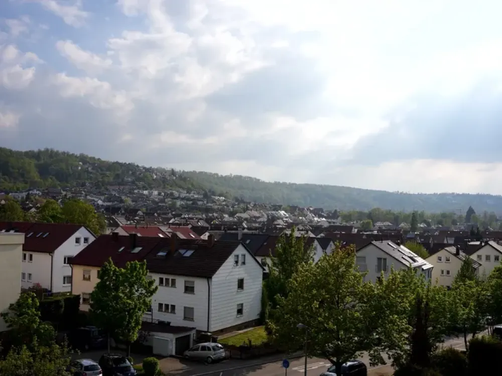 Helle und ruhige 3,5 Zimmer Wohnung mit Balkon und Blick in Grüne