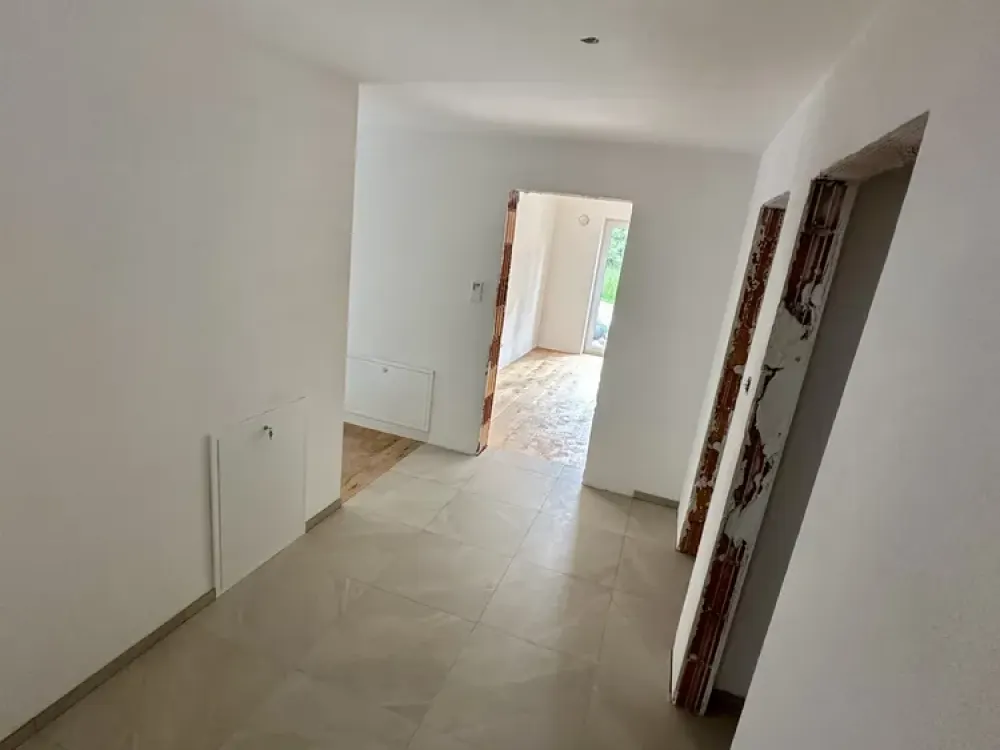 Erstbezug "BEIM-BRÄUA" - Exklusive 3-Zimmer-Erdgeschosswohnung mit Garten + Terrasse