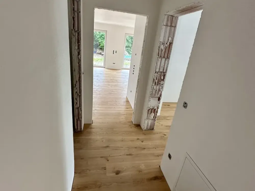 Erstbezug "BEIM-BRÄUA" - Exklusive 3-Zimmer-Erdgeschosswohnung mit Garten + Terrasse