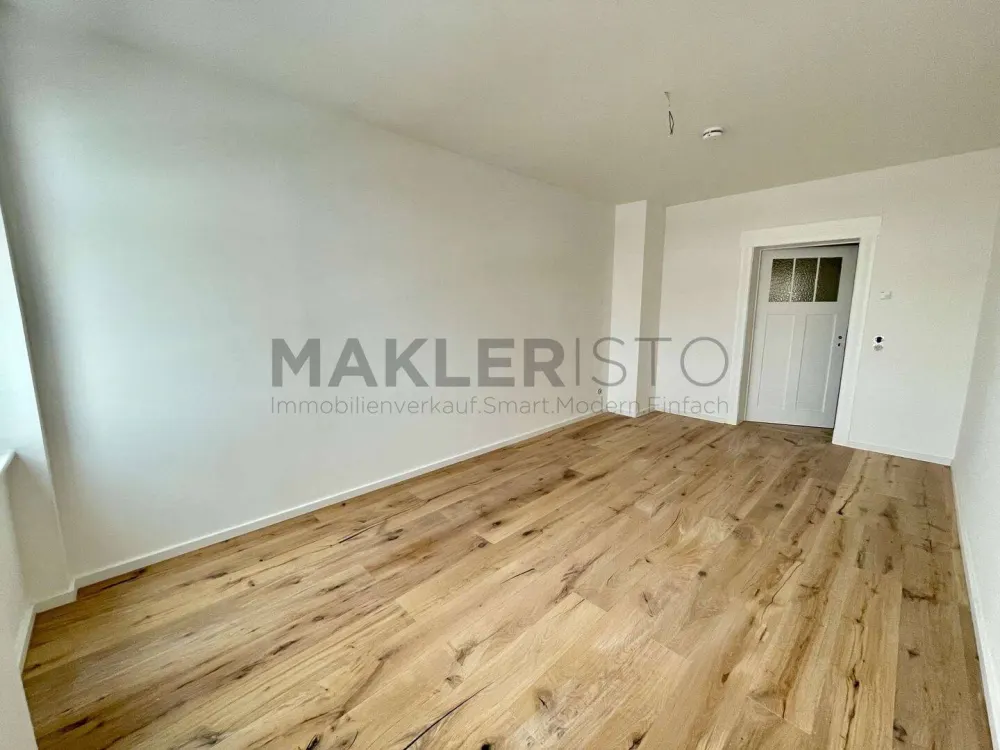 **Helle, frisch modernisierte 2,5-Zimmer-Wohnung mit Balkon & Einbauküche**