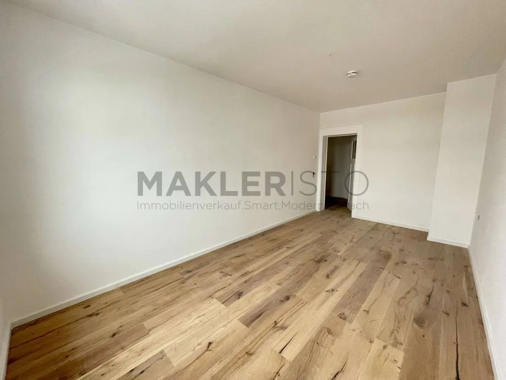 **Helle, frisch modernisierte 2,5-Zimmer-Wohnung mit Balkon & Einbauküche**