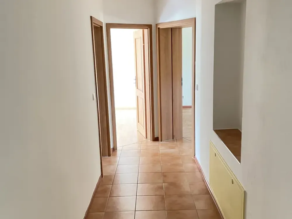 2-Zimmer-Wohnung im Souterrain mit eigener Terrasse und Einbauküche