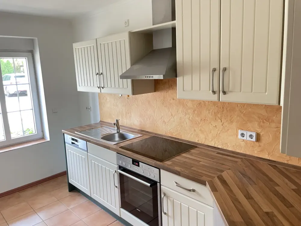 2-Zimmer-Wohnung im Souterrain mit eigener Terrasse und Einbauküche