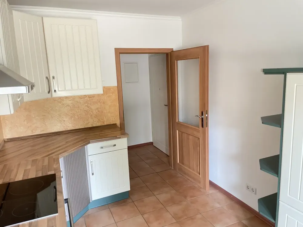 2-Zimmer-Wohnung im Souterrain mit eigener Terrasse und Einbauküche