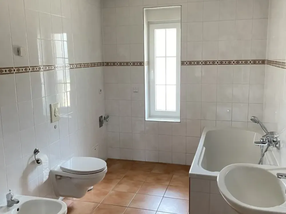 2-Zimmer-Wohnung im Souterrain mit eigener Terrasse und Einbauküche