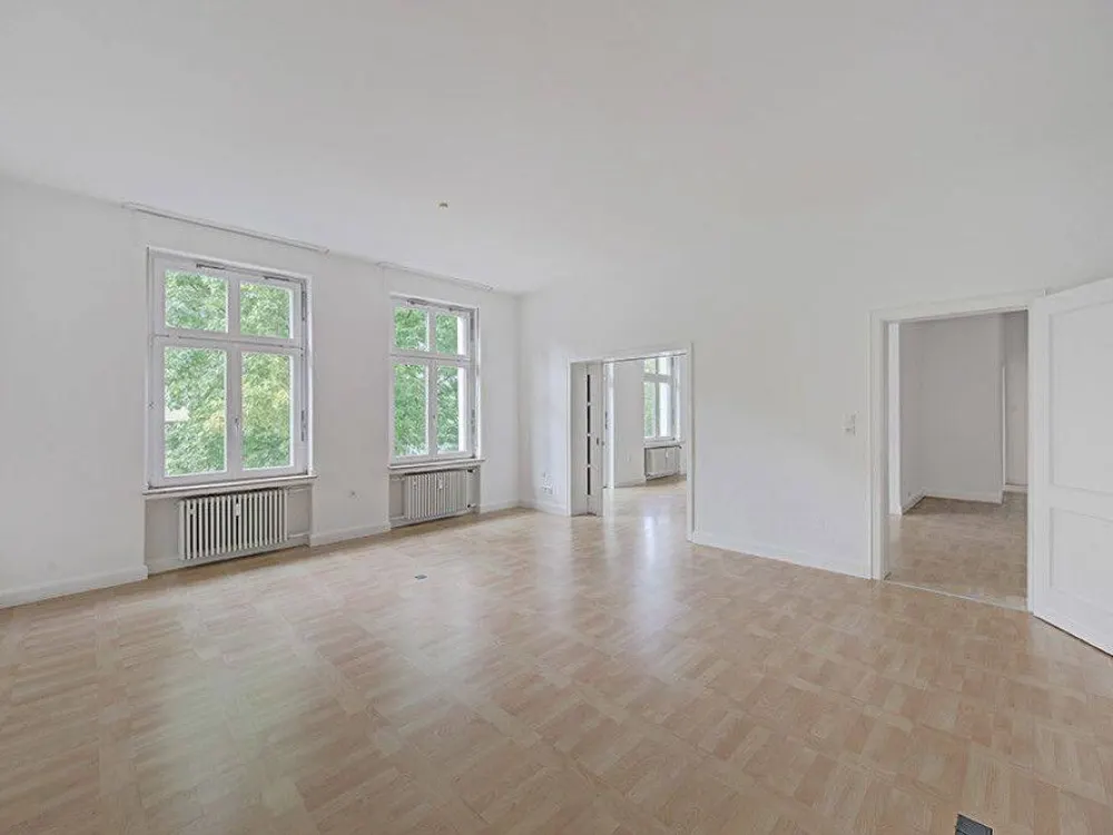 Altbauwohnung mit drei Balkonen und Garage im Konsulatsviertel