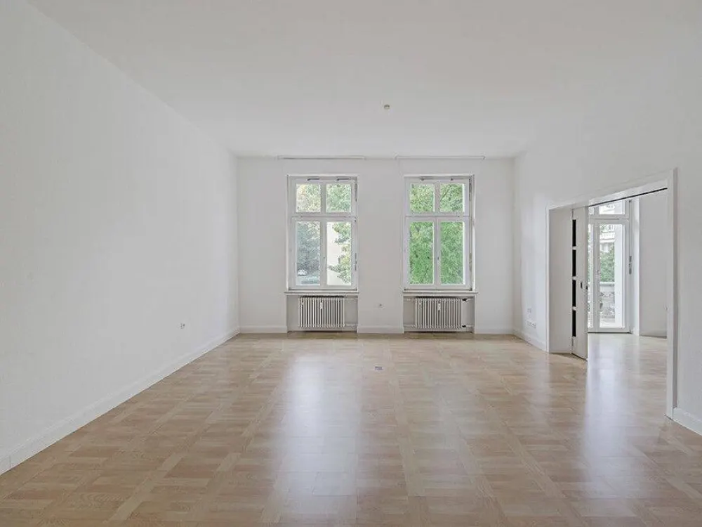Altbauwohnung mit drei Balkonen und Garage im Konsulatsviertel