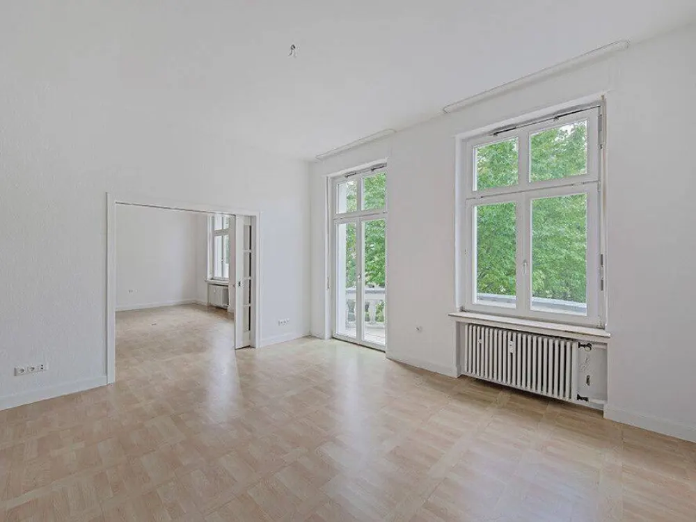 Altbauwohnung mit drei Balkonen und Garage im Konsulatsviertel