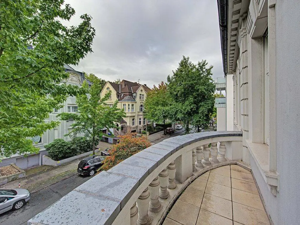 Altbauwohnung mit drei Balkonen und Garage im Konsulatsviertel