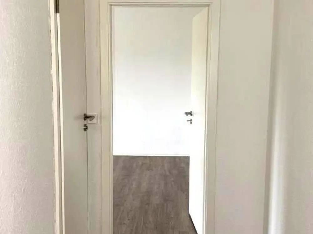 Bezugsfrei. Frisch renoviert. Bereit. / Available now. Renovated. Ready for you.
