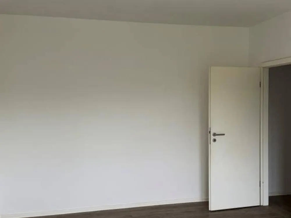 Bezugsfrei. Frisch renoviert. Bereit. / Available now. Renovated. Ready for you.