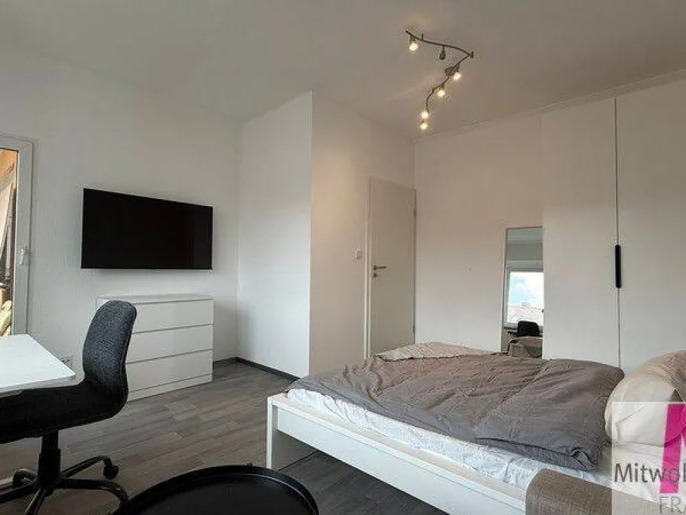 Frisch renoviertes und möbliertes WG Zimmer
