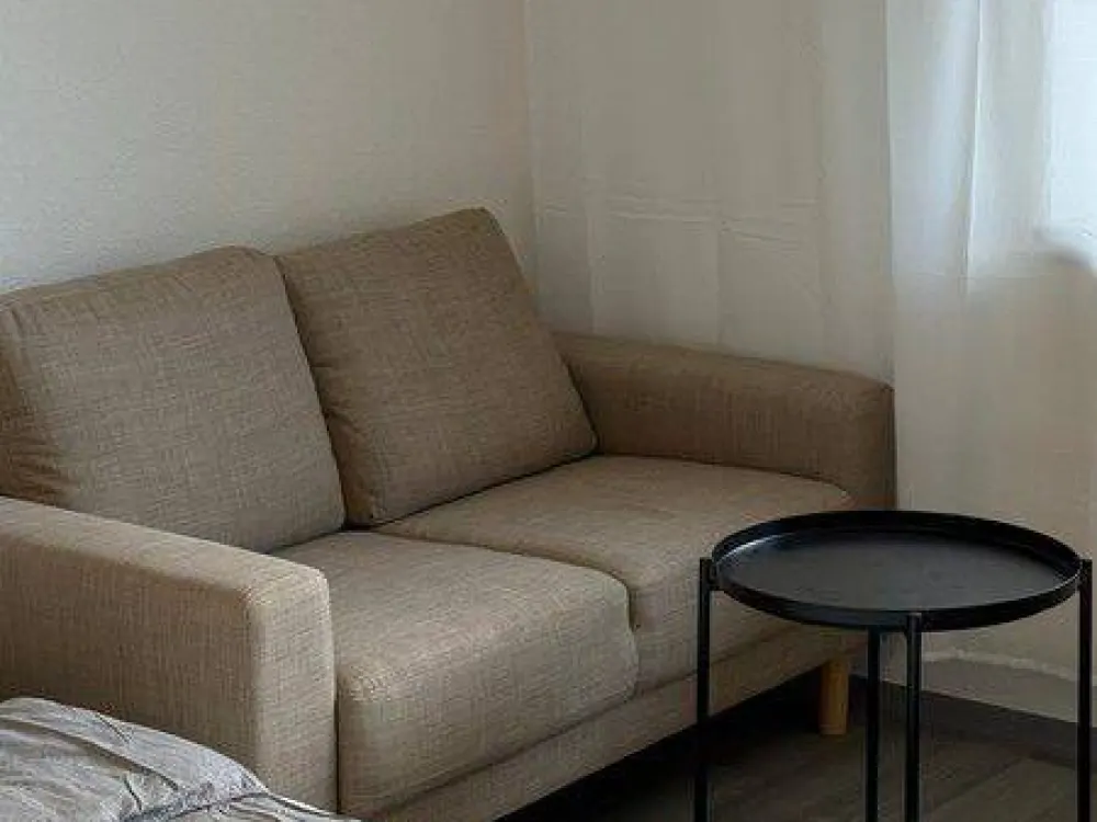 Frisch renoviertes und möbliertes WG Zimmer