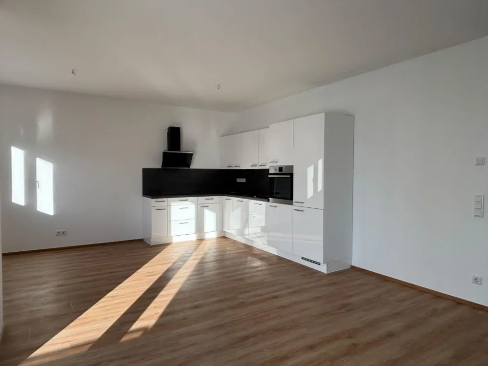 Moderne 2 Zimmer Wohnung mit Balkon und Einbauküche!