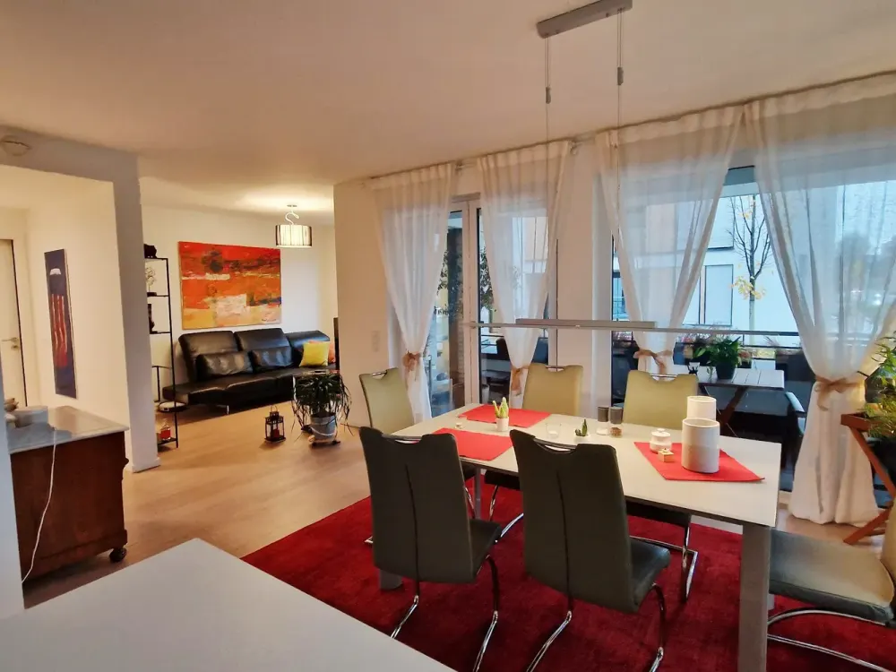 Moderne, hochwertige 3-Zi Wohnung mit Balkon, EBK & Parkplatz