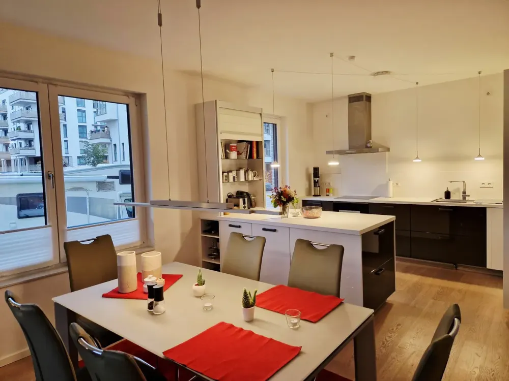 Moderne, hochwertige 3-Zi Wohnung mit Balkon, EBK & Parkplatz
