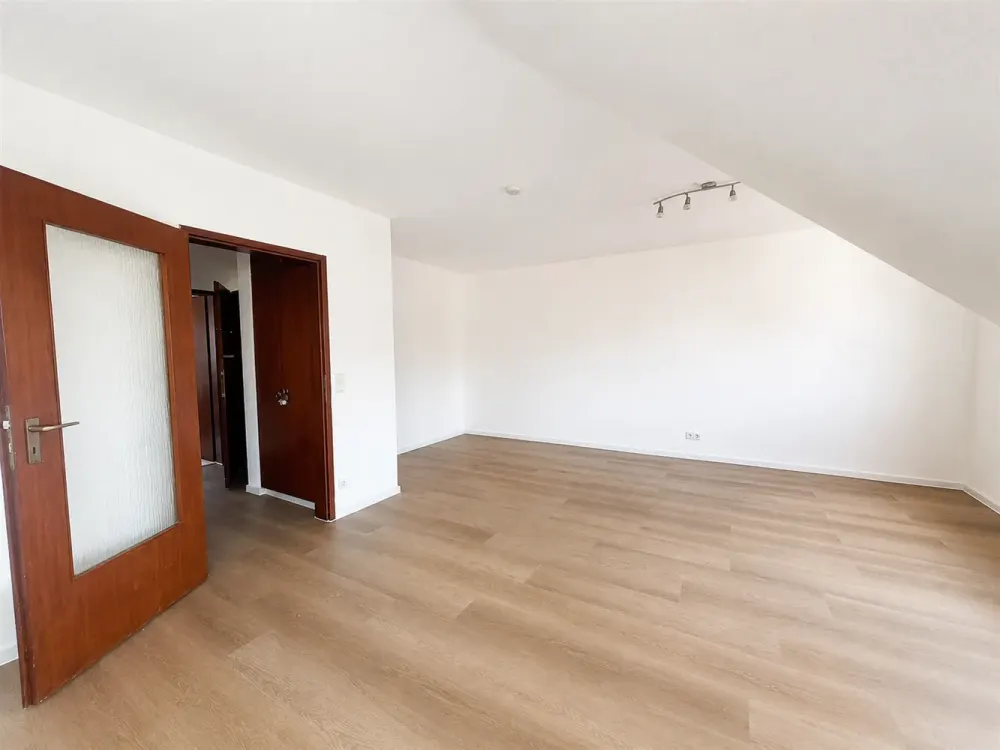 Bright & Spacious 2-Room Apartment, Newly Renovated and Ready to Feel at Home