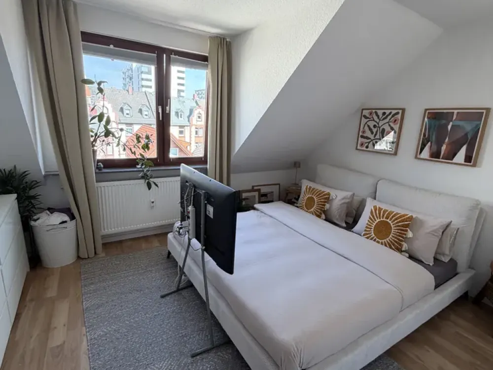 Befristet - Möblierte 4-Zimmer-Wohnung mit Balkon in Frankfurt Niederrad - PAUSCHALMIETE