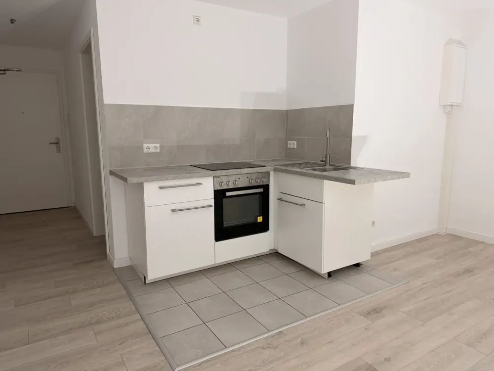 Moderne 2-Zimmer-Wohnung mit großem Balkon, Einbauküche & Fußbodenheizung, sofort bezugsfrei
